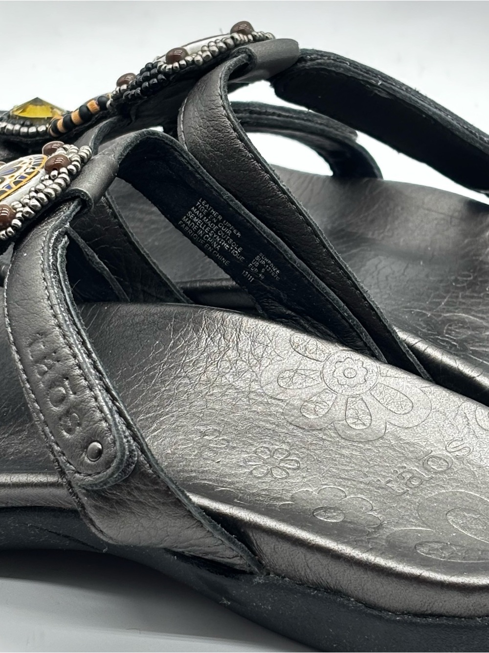 Taos Prize Women’s Size 9 Leather Sandal Pewter Silver Medallion Jewel Boho - Picture 5 of 8